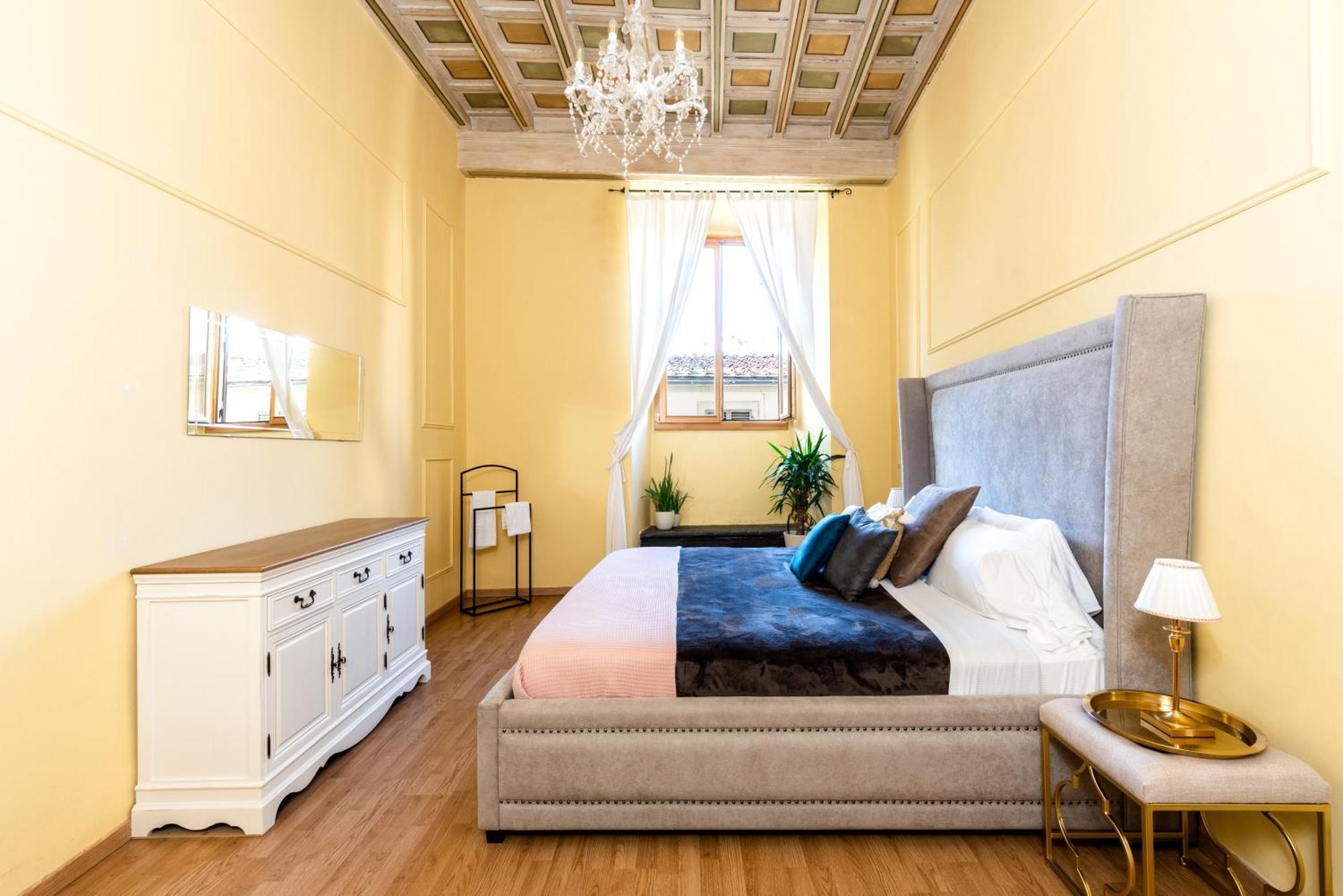 Historic Center Palace - Huge 4 Bedrooms Santa Croce Apartment - By Likehomeפירנצה מראה חיצוני תמונה