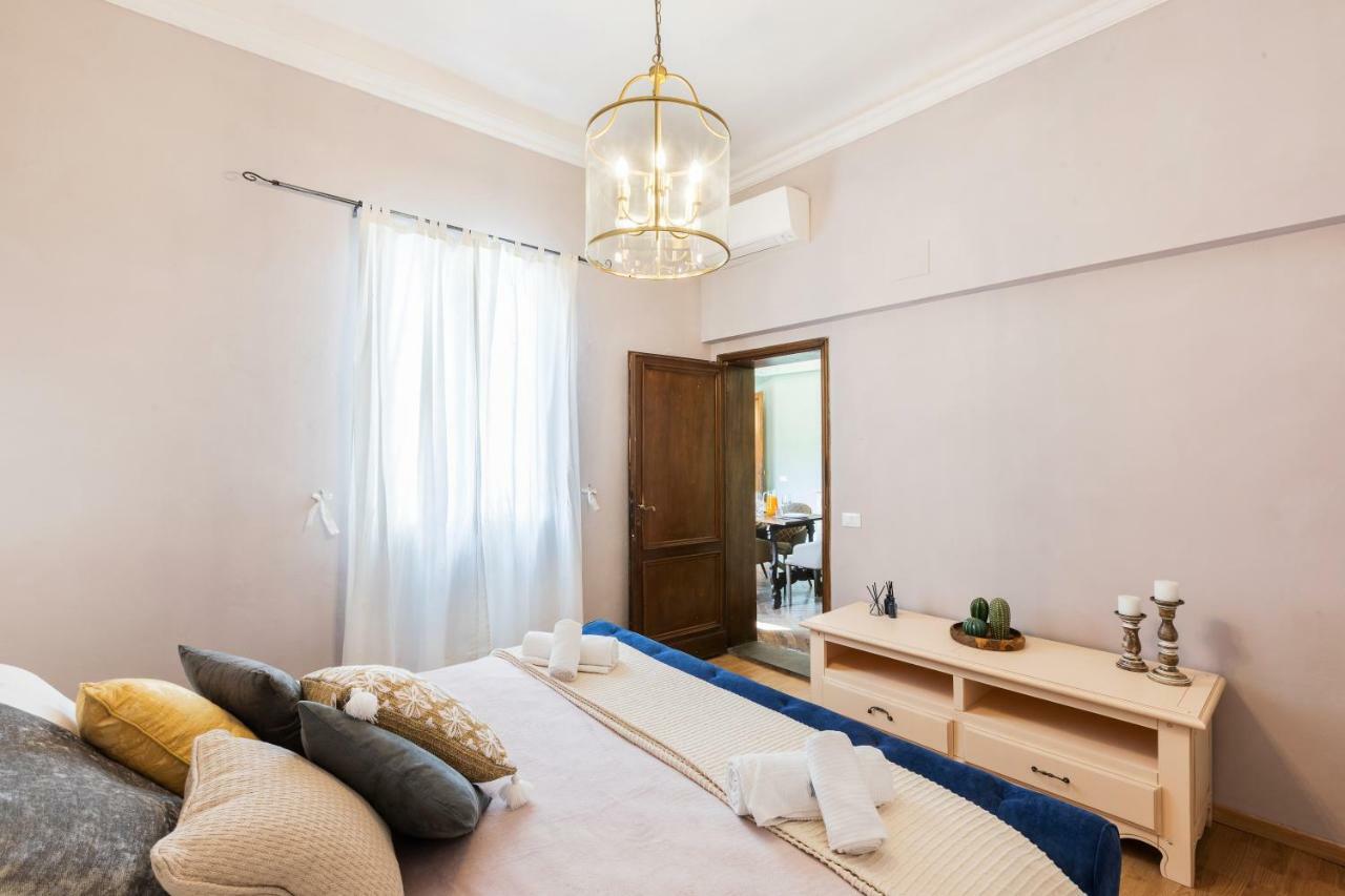 Historic Center Palace - Huge 4 Bedrooms Santa Croce Apartment - By Likehomeפירנצה מראה חיצוני תמונה